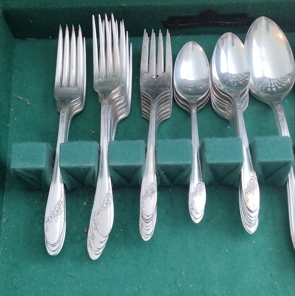 Antique 1938 Wm Rogers Silver Plate Flatware Set in Devonshire Pattern in Box - Picture 4 of 7